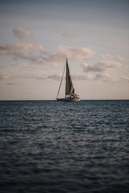 Fotografía de un velero navegando por el mar