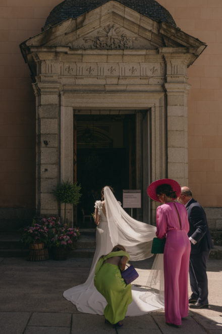 Photograph of the bride entering the church accompanied by her family.